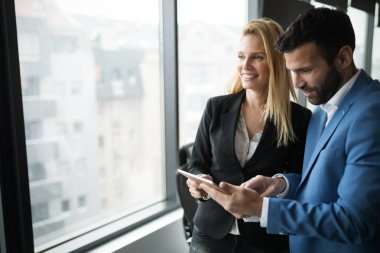 İş adamları ofiste dijital tablet kullanırken tartışıyor