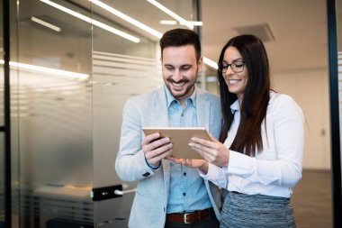 İş adamları ofiste dijital tablet kullanırken tartışıyor