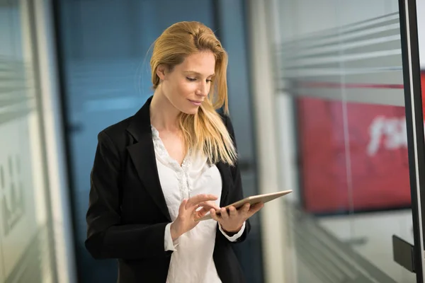 Attractive Businesswoman Using Digital Tablet Modern Office — Stock Photo, Image