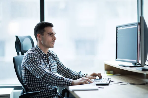 Retrato Jovem Empresário Que Trabalha Computador Escritório — Fotografia de Stock