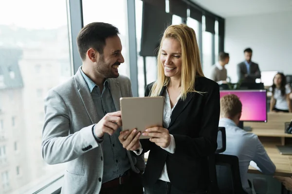 Empresários Discutindo Enquanto Usam Tablet Digital Escritório Juntos — Fotografia de Stock