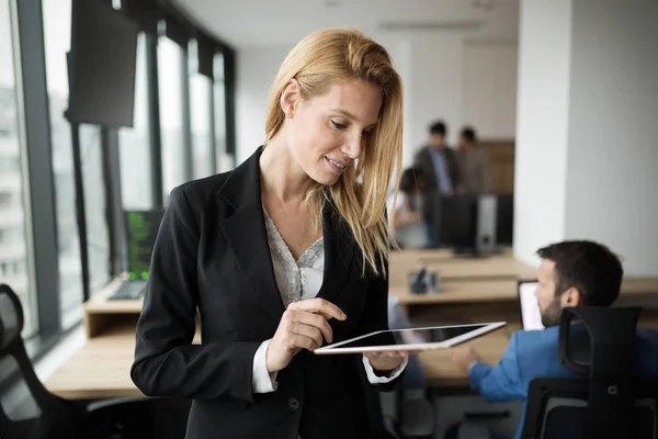 Empresária Atraente Usando Tablet Digital Escritório Moderno — Fotografia de Stock