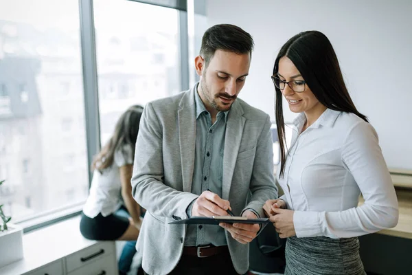 Les Hommes Affaires Discutent Tout Utilisant Tablette Numérique Dans Bureau — Photo