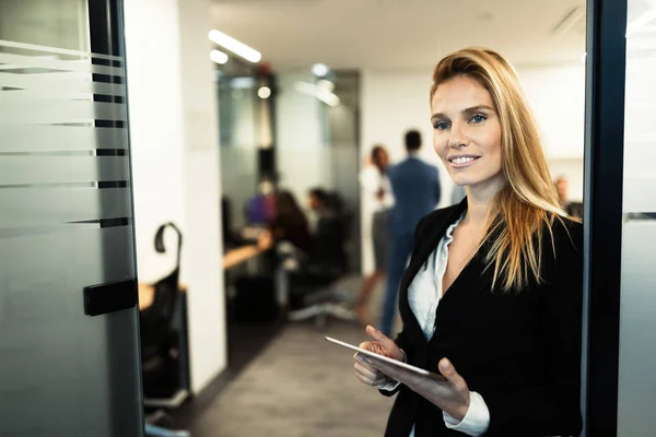 Empresária Atraente Usando Tablet Digital Escritório Moderno — Fotografia de Stock