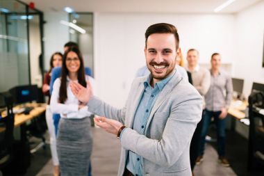 Ofiste poz veren başarılı iş ekibinin portresi