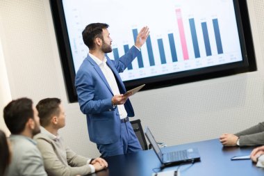 Resmi iş karşılaşma içinde modern konferans salonu