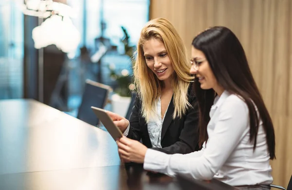 Portrait Two Attractive Businesswomen Using Tablet Modern Office — Stock Photo, Image