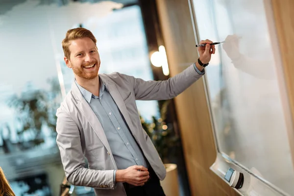 Atractivo Joven Empresario Haciendo Presentación Oficina Moderna — Foto de Stock