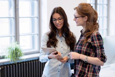 Ofiste tartışan genç çekici Mimarlar portresi
