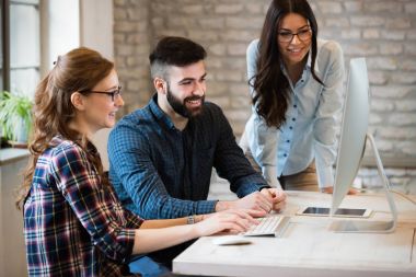 Resim birlikte modern ofisinde çalışan mimarlar