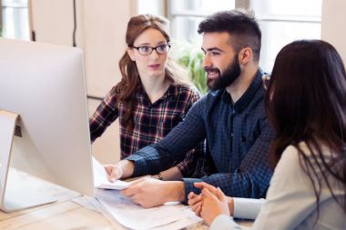 Resim birlikte modern ofisinde çalışan mimarlar