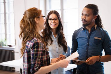Ofiste tartışan genç çekici Mimarlar portresi