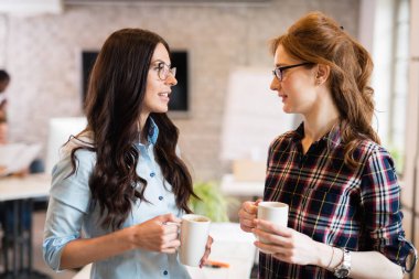 Ofiste tartışan genç çekici Mimarlar portresi