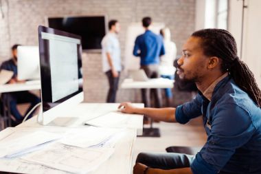 Resim birlikte modern ofisinde çalışan mimarlar