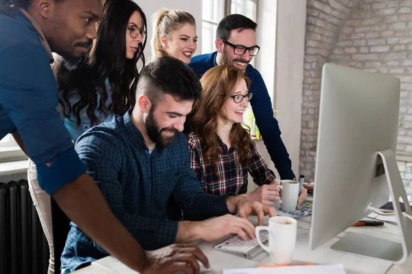 Employés de l'entreprise travaillant au bureau — Photo