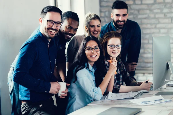 Employés de l'entreprise travaillant au bureau — Photo