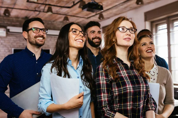 Empregados da empresa que trabalham no escritório — Fotografia de Stock