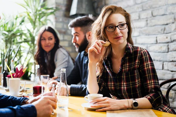 Glückliche Junge Freunde Treffen Sich Café — Stockfoto