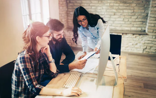 Imagen Arquitectos Trabajando Juntos Una Oficina Moderna —  Fotos de Stock