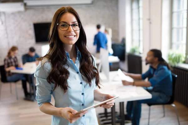 Retrato Del Joven Hermoso Arquitecto Sonriente Oficina — Foto de Stock