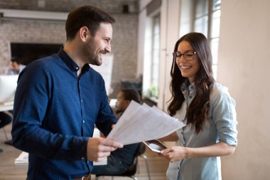 Ofiste tartışan genç çekici Mimarlar portresi
