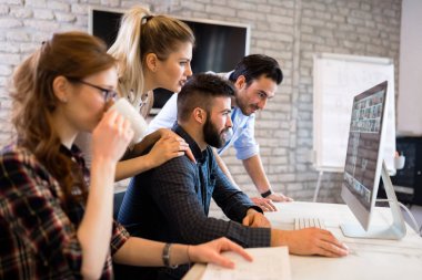 Resim birlikte modern ofisinde çalışan mimarlar