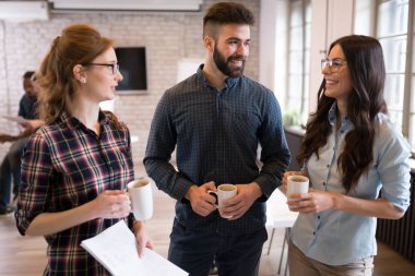 Ofiste tartışan genç çekici Mimarlar portresi