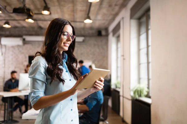 Retrato Del Joven Hermoso Arquitecto Sonriente Oficina — Foto de Stock