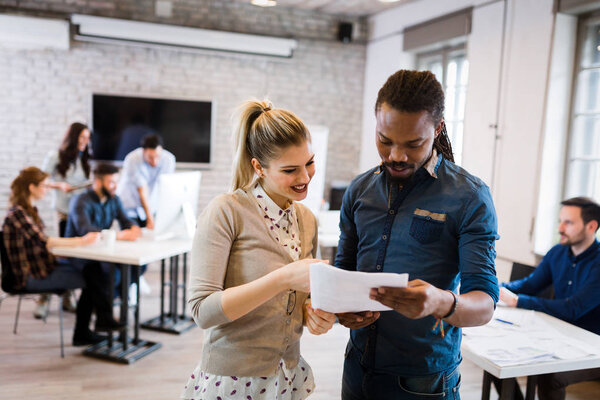 Портрет молодых привлекательных архитекторов обсуждается в офисе
