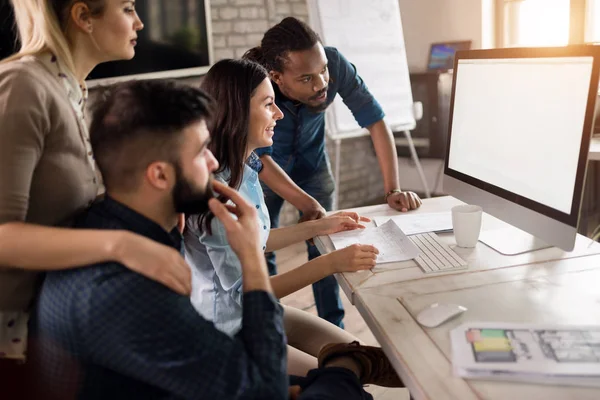 Mitarbeiter des Unternehmens arbeiten im Büro — Stockfoto