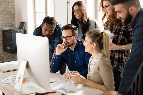 Employés de l'entreprise travaillant au bureau — Photo