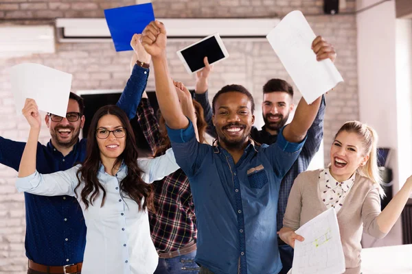 Empleados de la empresa trabajando en oficina —  Fotos de Stock