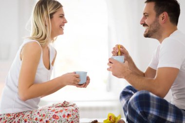 Yatak odasında romantik kez sahip genç mutlu çift