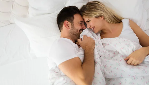 Yatak Odasında Romantik Kez Sahip Genç Mutlu Çift — Stok fotoğraf