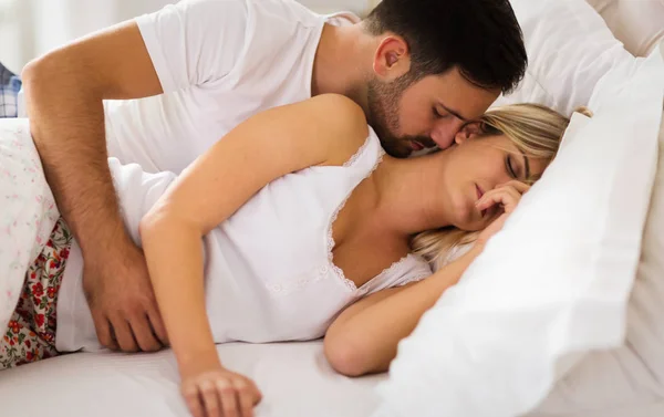 Pasangan Muda Yang Bahagia Mengalami Masa Romantis Kamar Tidur — Stok Foto