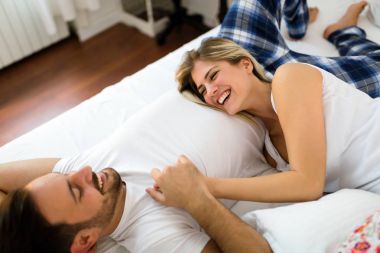 Yatak odasında romantik kez sahip genç mutlu çift