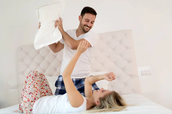 Jeune Couple Heureux Ayant Des Moments Romantiques Dans Chambre — Photo