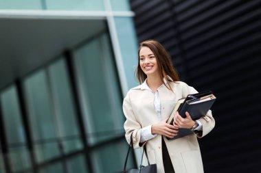 Ofise gidecek genç çekici işkadını portresi
