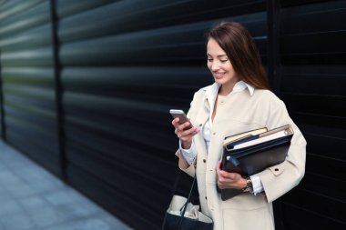 Ofise gidecek genç çekici işkadını portresi