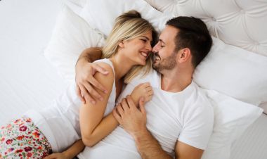 Yatak odasında romantik kez sahip genç mutlu çift