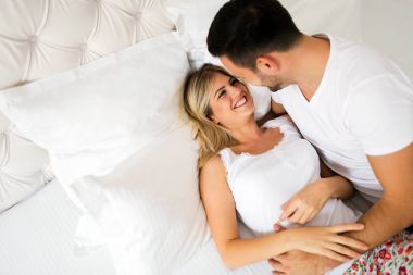 Yatak odasında romantik kez sahip genç mutlu çift