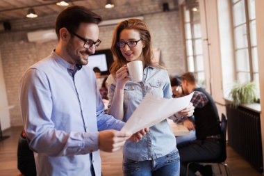 Modern ofiste birlikte tartışmaya genç çekici mimarlar