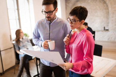 Modern ofiste birlikte tartışmaya genç çekici mimarlar