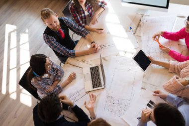 Ofiste tartışan genç çekici Mimarlar resmini