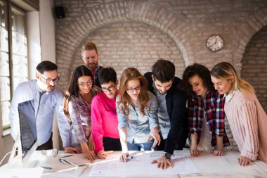 Ofiste tartışan genç çekici Mimarlar resmini