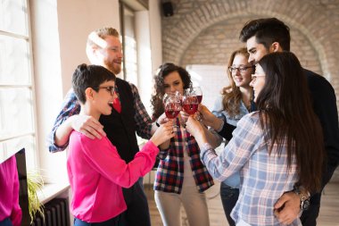 Grup başarılı Mimarlar ofiste birlikte kutluyor