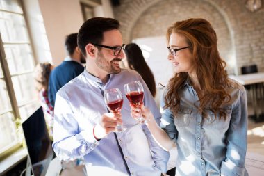 Grup başarılı Mimarlar ofiste birlikte kutluyor