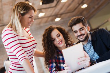 Ofiste tartışan genç çekici Mimarlar resmini