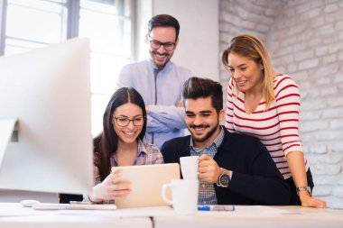 Ofiste tartışan genç çekici Mimarlar resmini