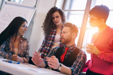 Ofiste tartışan genç çekici Mimarlar resmini